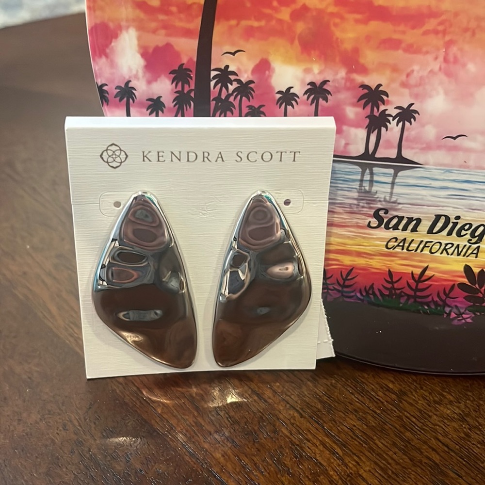 KENDRA SCOTT Kira Statement Earrings new with tag